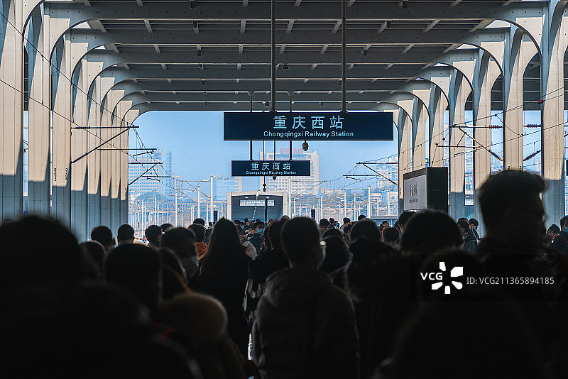 中国重庆西站等待列车的旅人返乡人图片素材