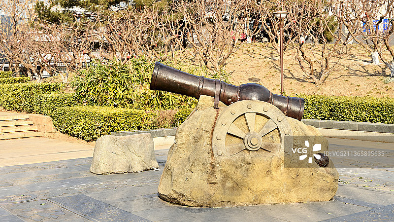 元大都城垣遗址中的火炮及炮车雕塑图片素材