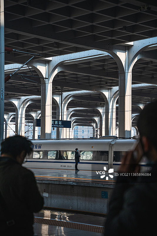 铁路月台指挥秩序的铁路工作人员图片素材