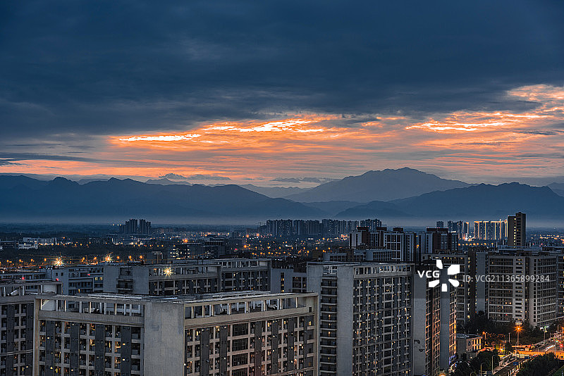 中国四川在成都遥望雪山图片素材