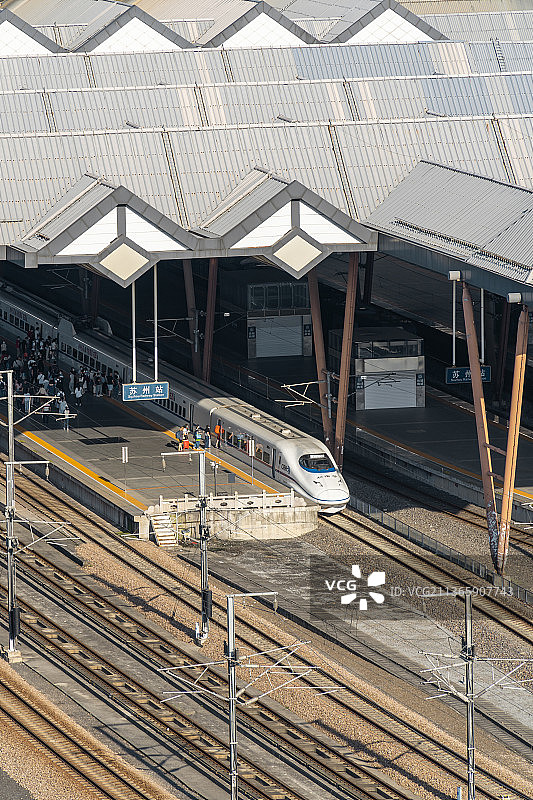 苏州火车站旅客上车图片素材