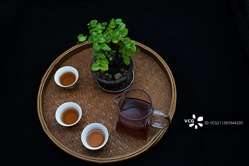 茶叶特写，泡茶，三个茶杯图片素材
