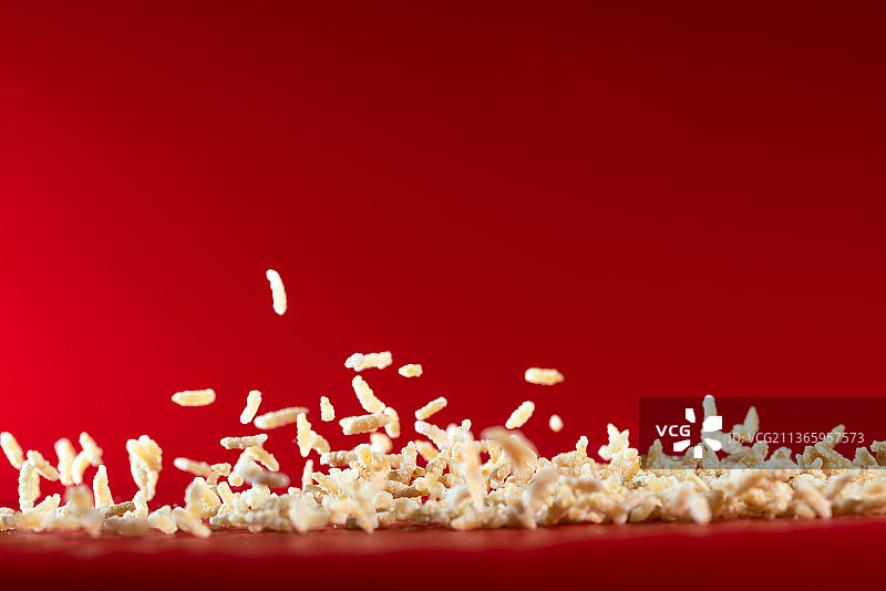 红色背景年货年味食品炒米跳动高速棚拍图片素材