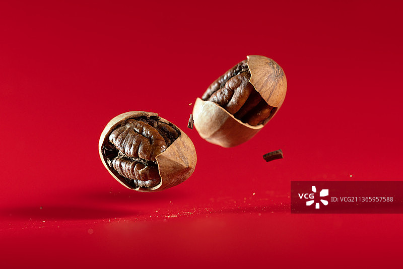 红色背景年货年味食品碧根果跳动高速棚拍图片素材