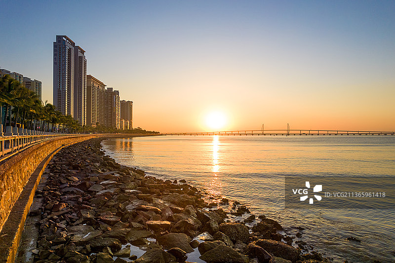 广东省珠海市港珠澳大桥岸边日出图片素材
