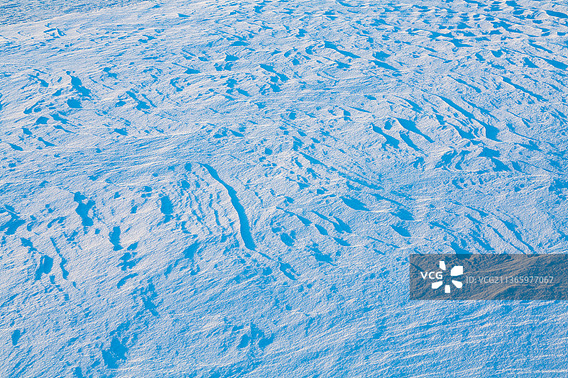 冬天冰河上雪的纹理，雪图案，雪背景图片素材