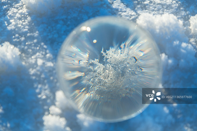 冰河上的冰花和水晶球图片素材