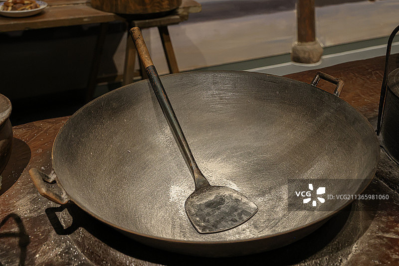 传统酒店场景：厨房的传统大铁锅与锅铲图片素材