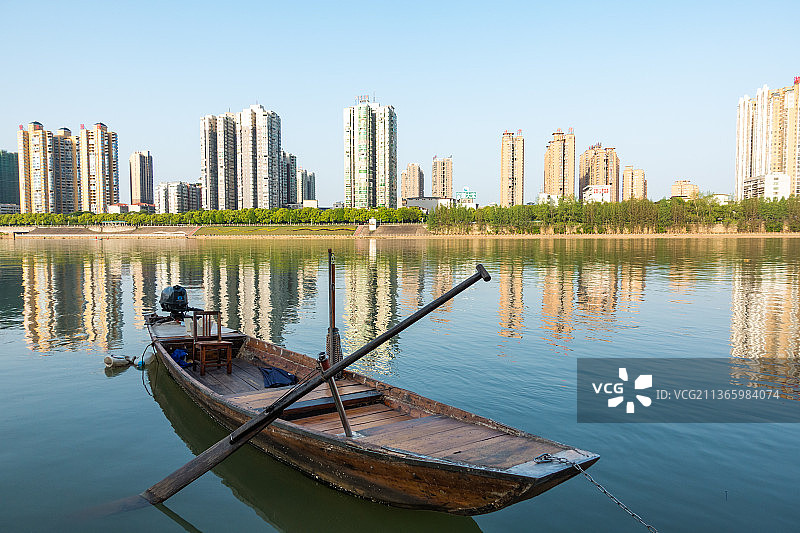 江边停靠的小船图片素材