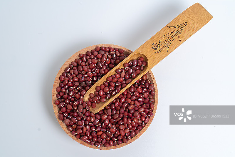 放在白色背景上的一碗红豆图片素材