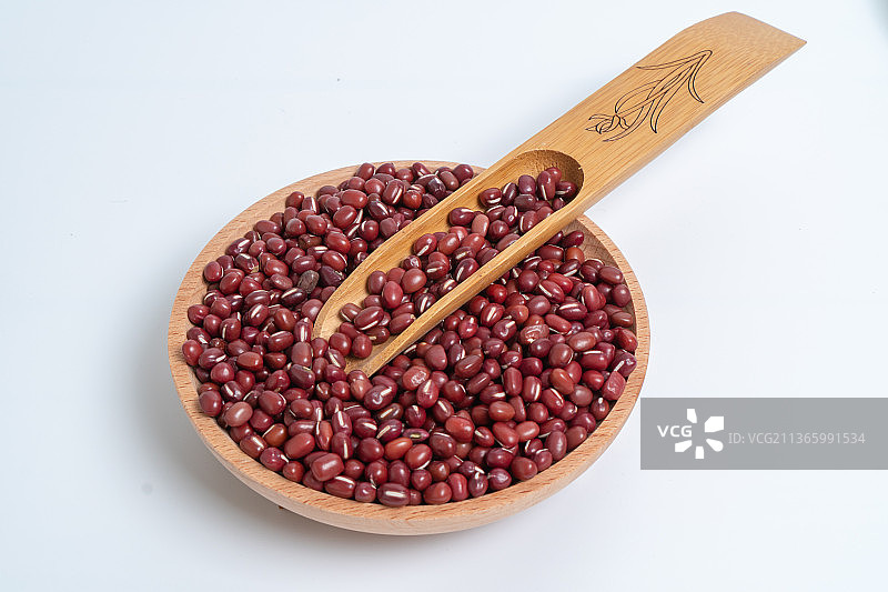 放在白色背景上的一碗红豆图片素材
