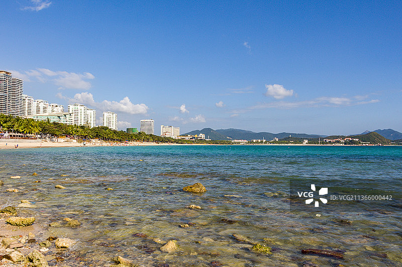 三亚大东海旅游区 椰树 海边礁石 蓝天白云 三亚景点 三亚天际线图片素材