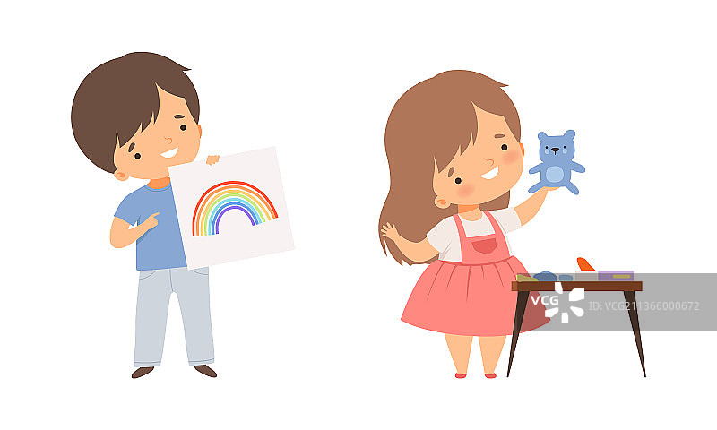 小男孩和女孩展示绘画作品图片素材