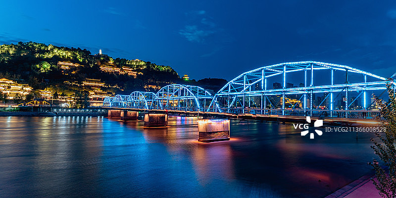 中国甘肃兰州黄河铁桥中山桥夜景图片素材