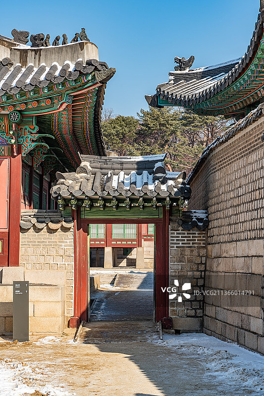 雪后的韩国古典宫殿图片素材