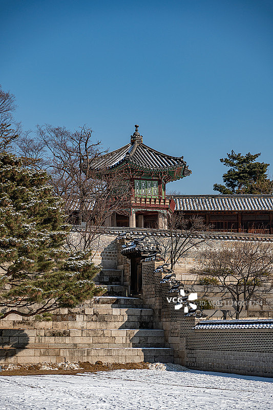 雪后的韩国古典宫殿图片素材