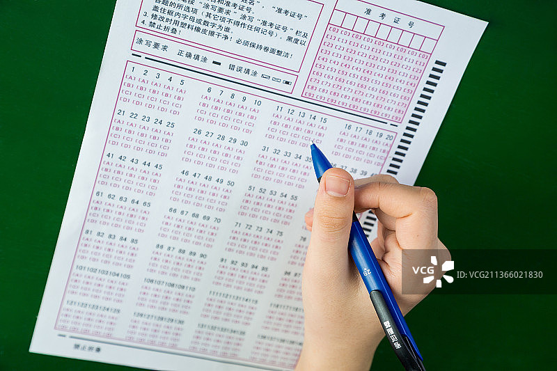 拿着铅笔涂答题卡，学生教育考试概念图片素材