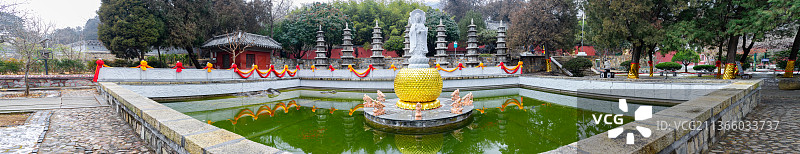 中国山东省泰安市泰山旅游风景区著名景点，普照寺内部的池塘和观音菩萨图片素材