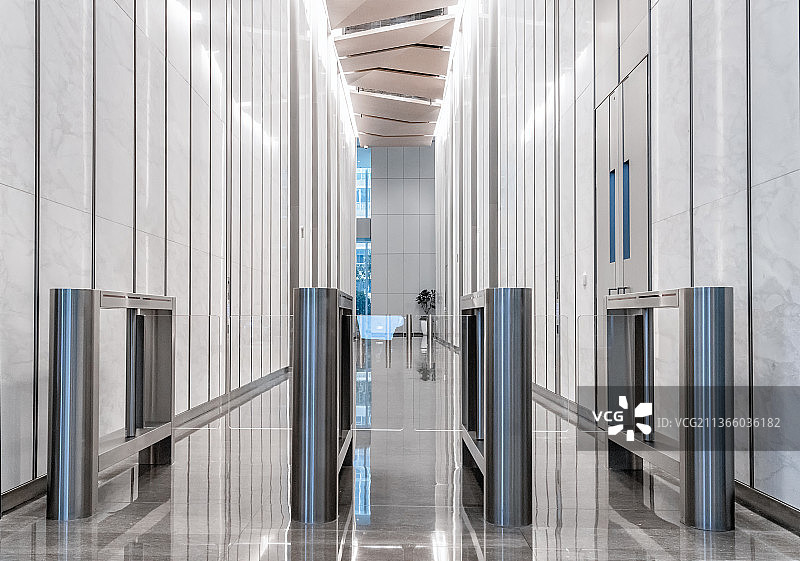现代商业建筑内部门禁系统特写图片素材