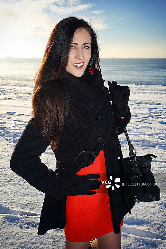 冬季海滩：雪地微笑的女子肖像（立陶宛）图片素材