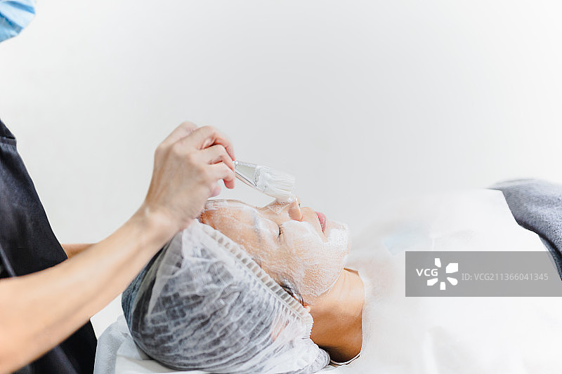 在泰国水疗沙龙接受面部护理的女子图片素材