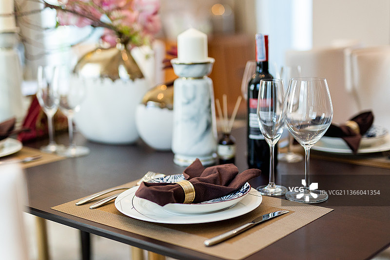 摆放着酒杯和红酒瓶的餐桌，泰国图片素材