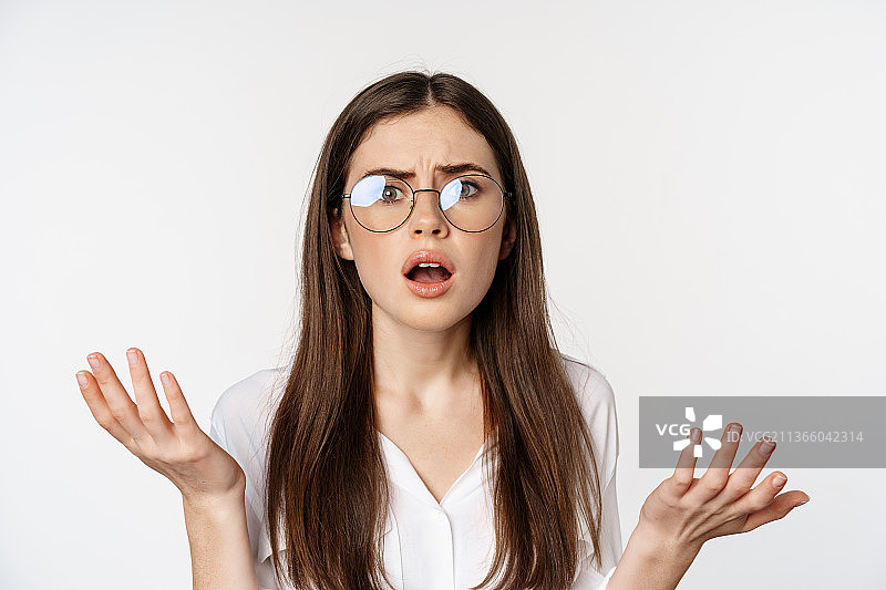 困惑的棕发眼镜女人特写图片素材