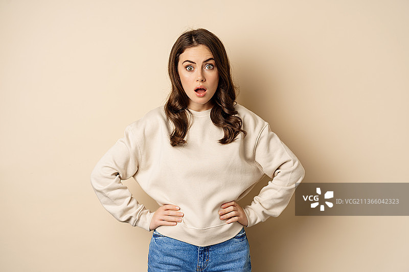 惊讶的棕发女子画像，张口结舌，倒吸一口凉气图片素材