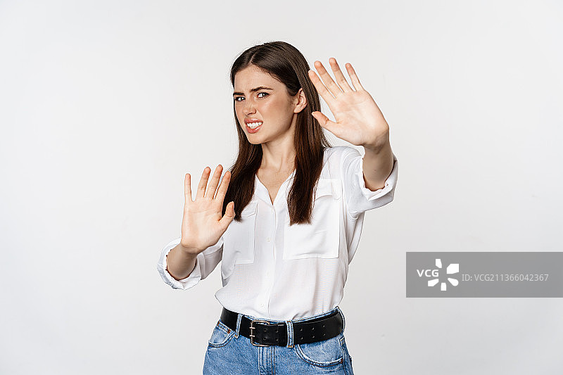 不满的女人做出停止和拒绝的手势图片素材