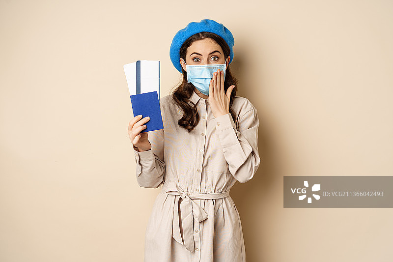 新冠疫情和大流行旅行概念，可爱女孩的肖像图片素材