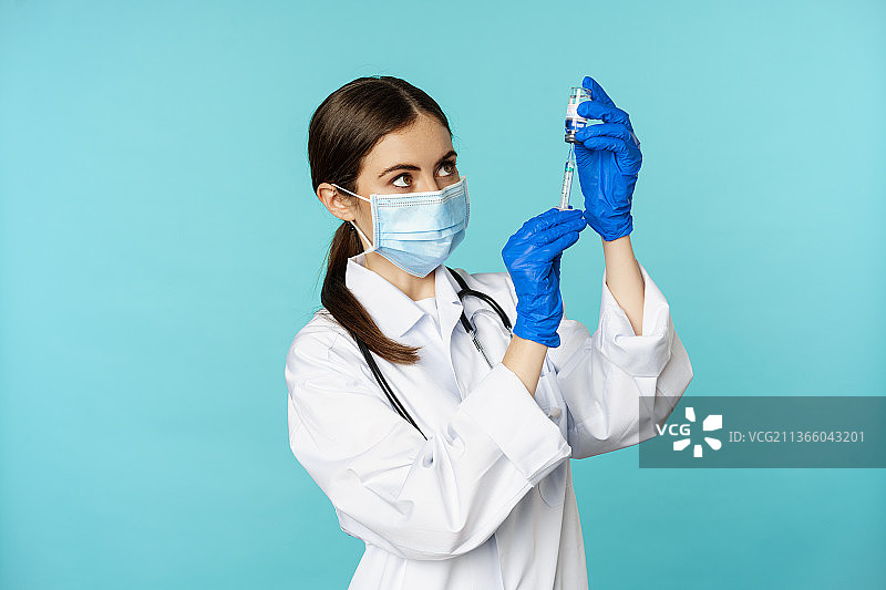 年轻女医生：新冠疫苗接种与医疗图片素材