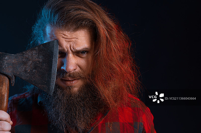 手持旧物的粗犷男子特写图片素材