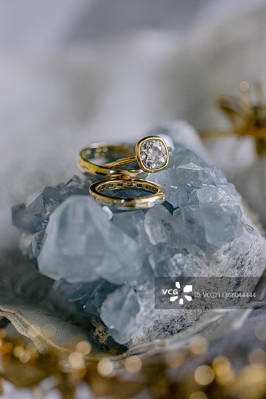 婚礼戒指特写，位于美国纽约州伍德斯托克镇的桌子上图片素材