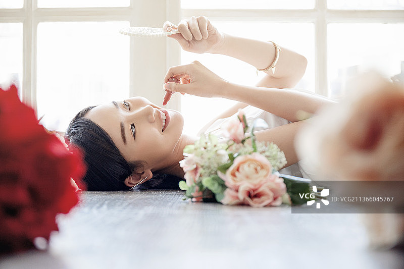 美丽概念：年轻女人涂抹红色口红图片素材