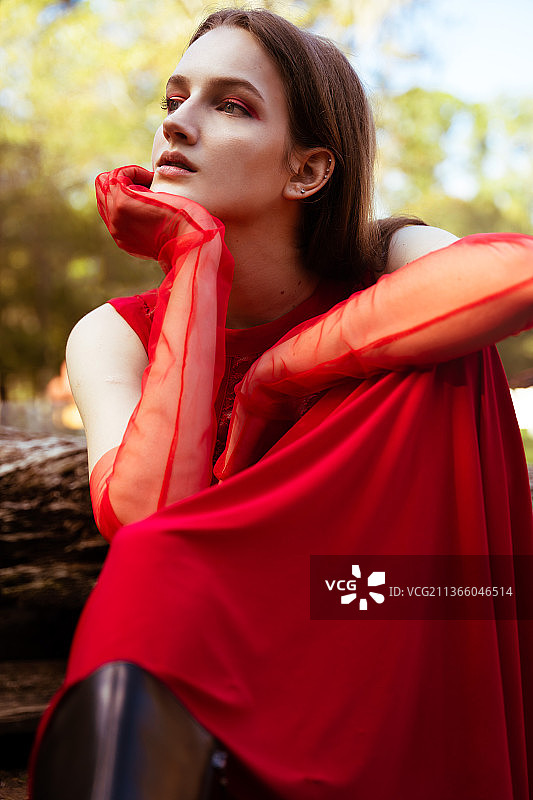 年轻女子站在树旁，杰克逊维尔，佛罗里达州，美国图片素材