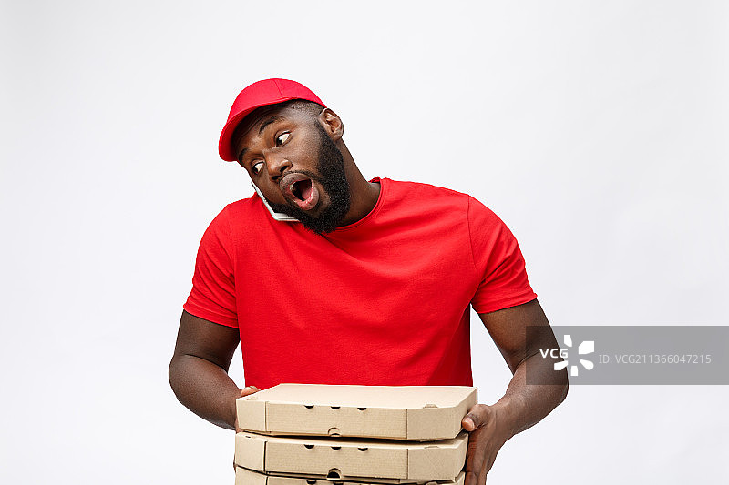 外卖概念：英俊的非洲裔披萨外卖员正在交谈图片素材