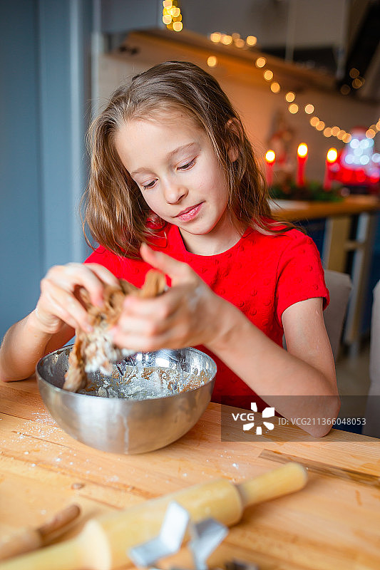 可爱的小女孩烘烤圣诞姜饼图片素材