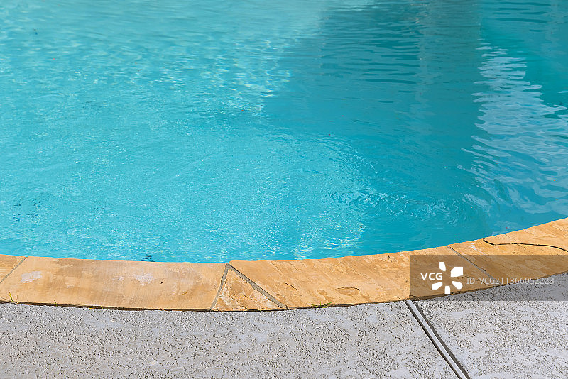 空旷游泳池中的放松图片素材