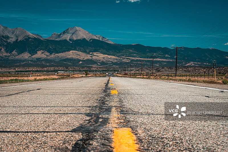 通往群山的空旷道路，阿拉莫萨，科罗拉多州，美国山景图片素材
