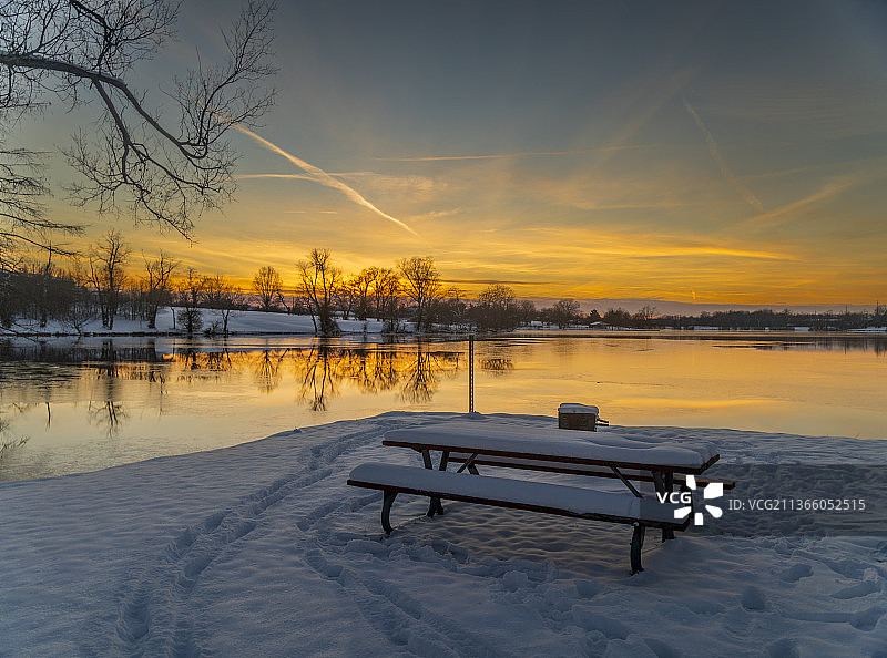 肯塔基州列克星敦市冬季湖面日落美景图片素材
