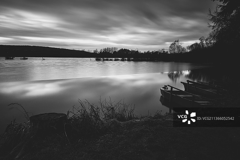 天幕映衬下的湖景图片素材