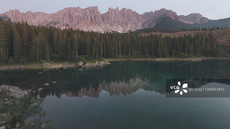 粉色和蓝色卡雷扎湖，意大利博尔扎诺新莱万特湖泊和山脉的风景图片素材