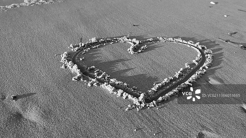 沙滩上用沙子画的心形高角度视图图片素材