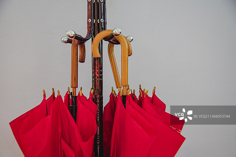 挂在墙上的雨伞和衣服特写图片素材