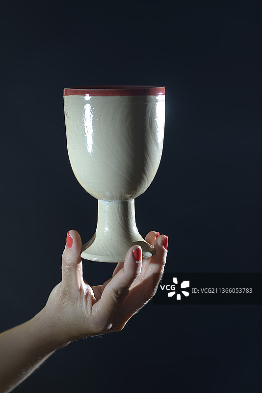 女子手持奖杯，黑色背景，纳瓦拉，西班牙图片素材