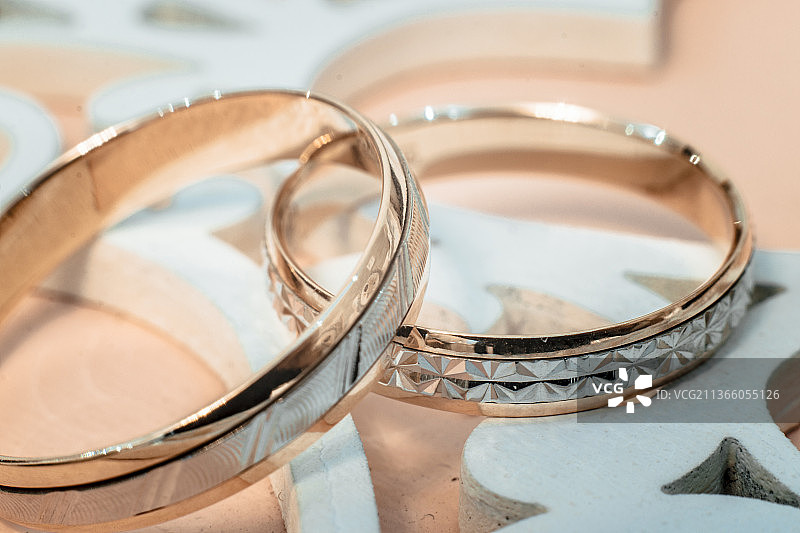 婚礼戒指特写，桌子上婚礼戒指的特写图片素材