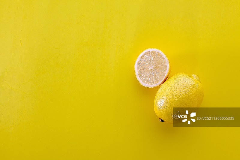 黄色背景下的柠檬俯视图图片素材