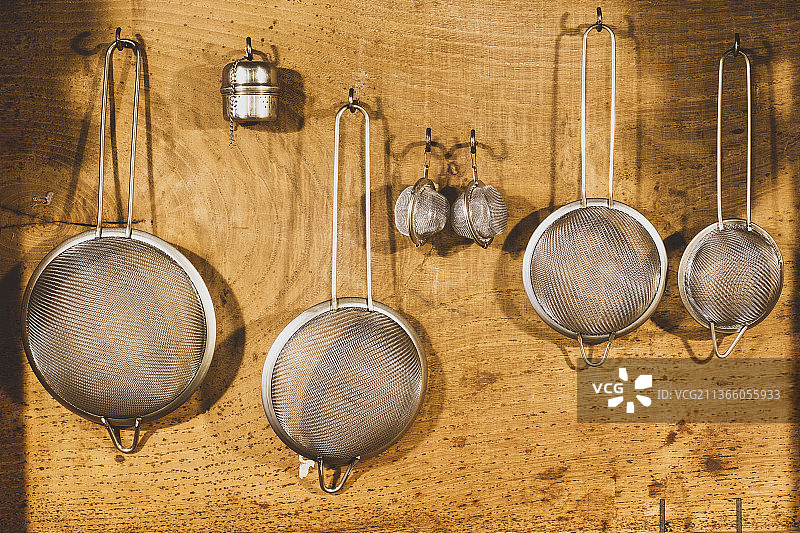 悬挂的金属网状过滤器套装，西班牙加利西亚图片素材