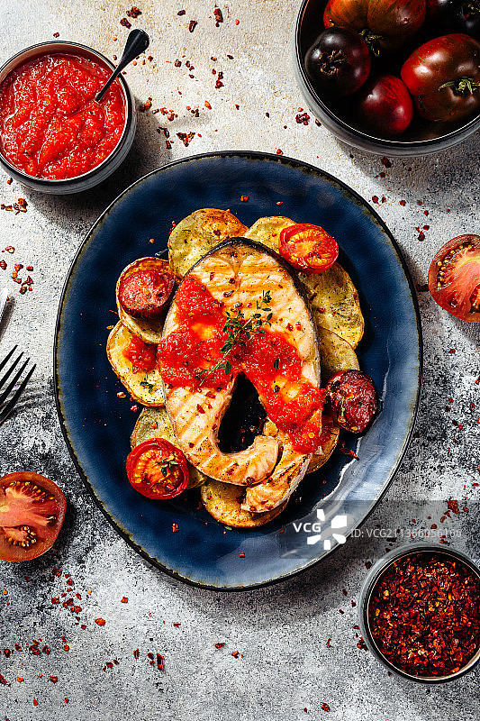 配番茄酱和土豆的美味三文鱼片图片素材