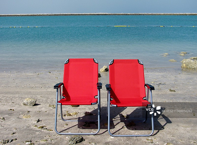 巴林海滩的空椅子图片素材